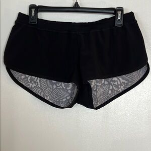 Lululemon Athletica Black and Grey Floral Reversible Shorts EUC